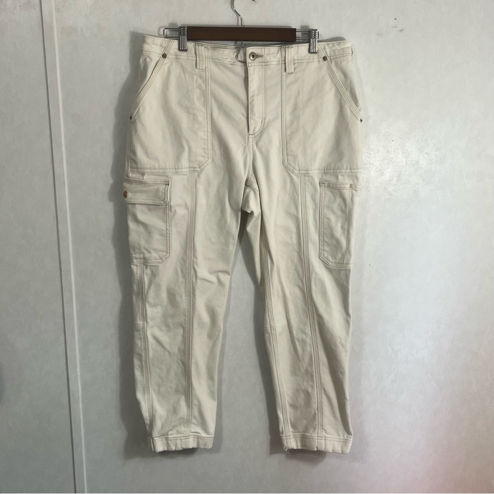 Duluth Trading Co Women's Cream Cargo Jeans stovepipe legs
